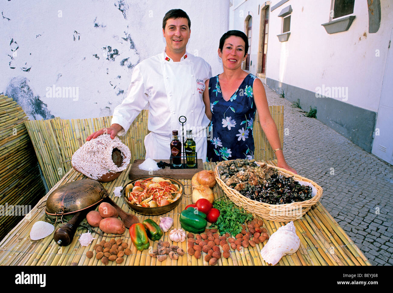 Portugal, Algarve: Jose Pinheiro und seine Frau Isália mit Cataplana Zutaten Stockfoto