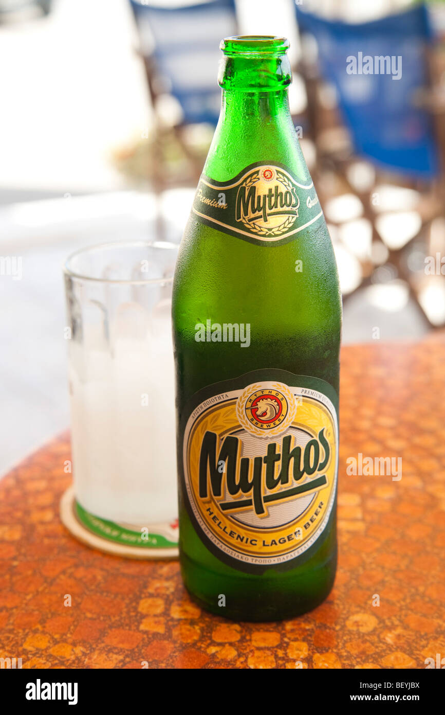 Lokalen griechischen Lagerbier auf Kefalonia Insel - Mythos Marke Flasche und eisgekühltes Glas Stockfoto