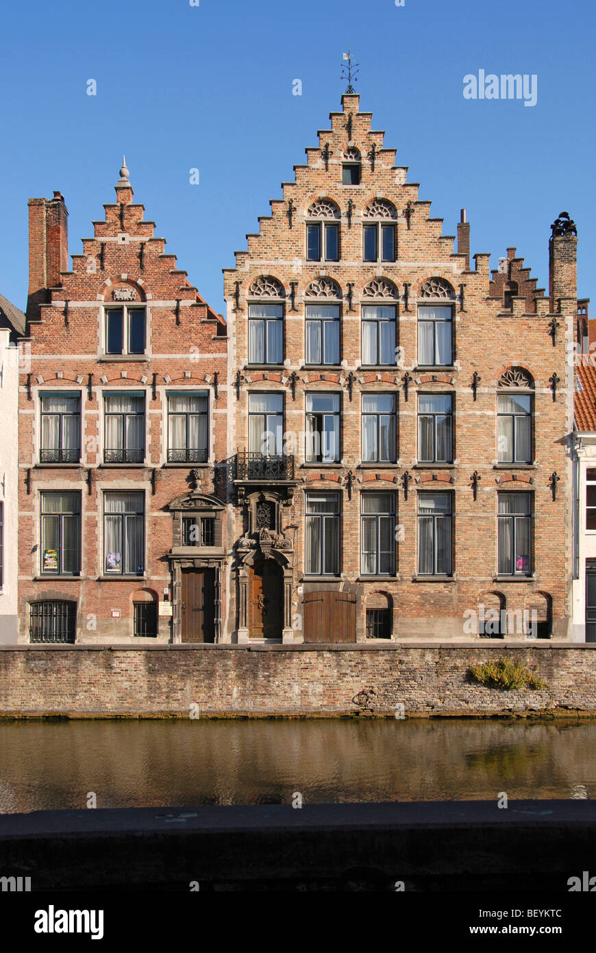 Fassaden der Gebäude am Kanal, Spiegelrei, Brügge, Brügge, Belgien Stockfoto