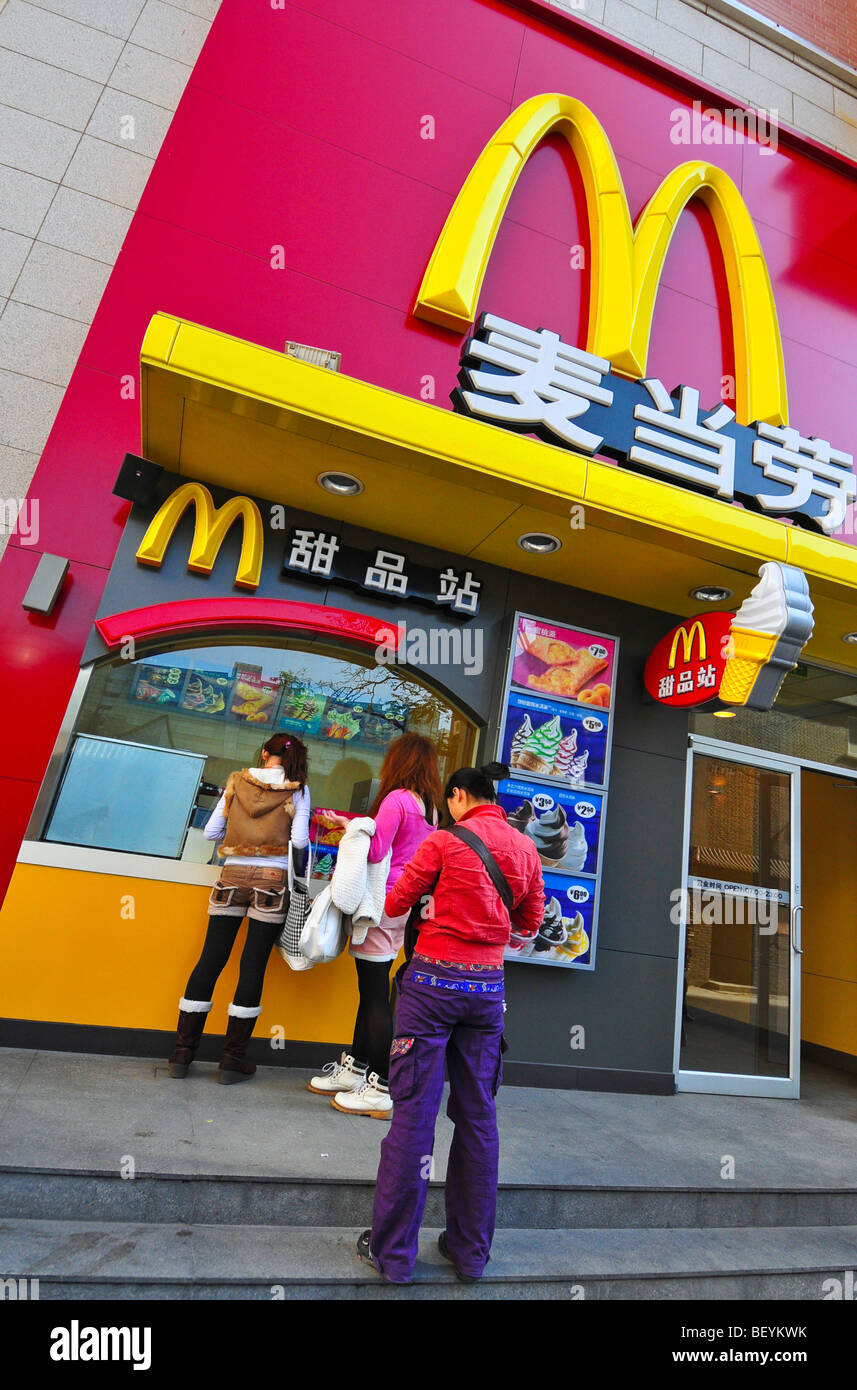 Kunden vor McDonalds Peking China Stockfoto