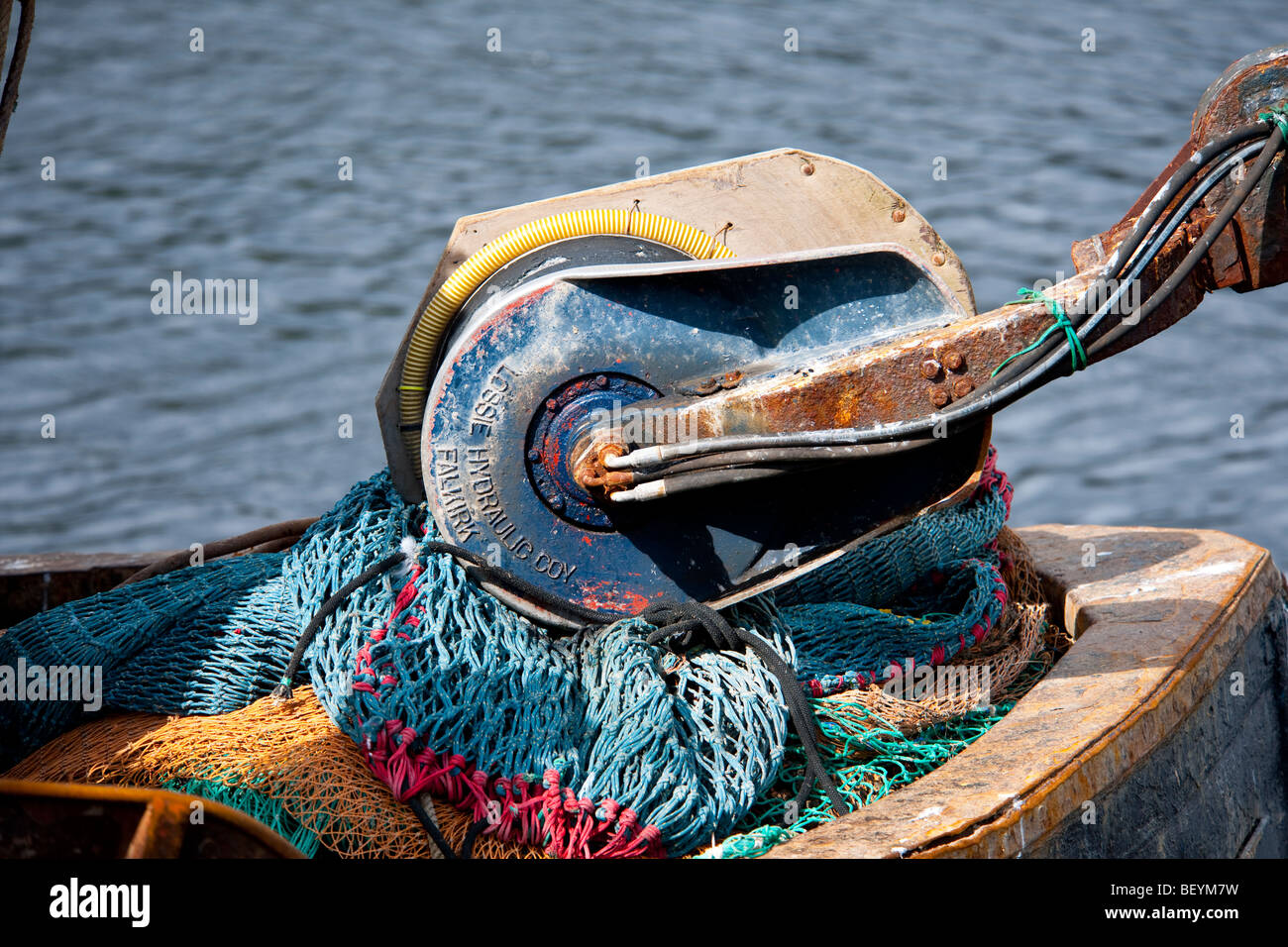 Hydraulische Seilwinde auf einem Fischerboot im Hafen von Stornoway Stockfoto