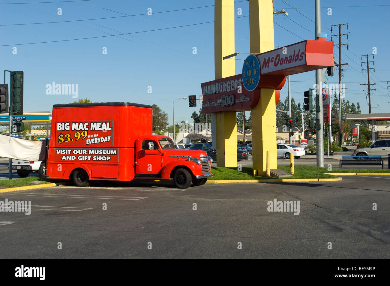 Für Werbung genutzt, ist dieser General Motors LKW außerhalb der Welt erscheint ältesten operativen McDonald's-Restaurant. Stockfoto