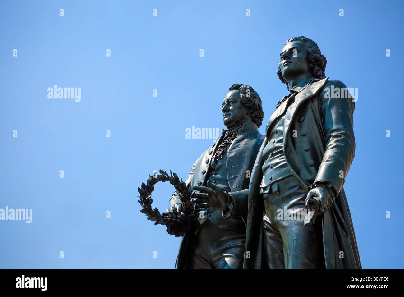 Goethe und Schiller Statue gegen blauen Himmel außerhalb der Deutsches National Theater Weimar Deutschland Europa Stockfoto