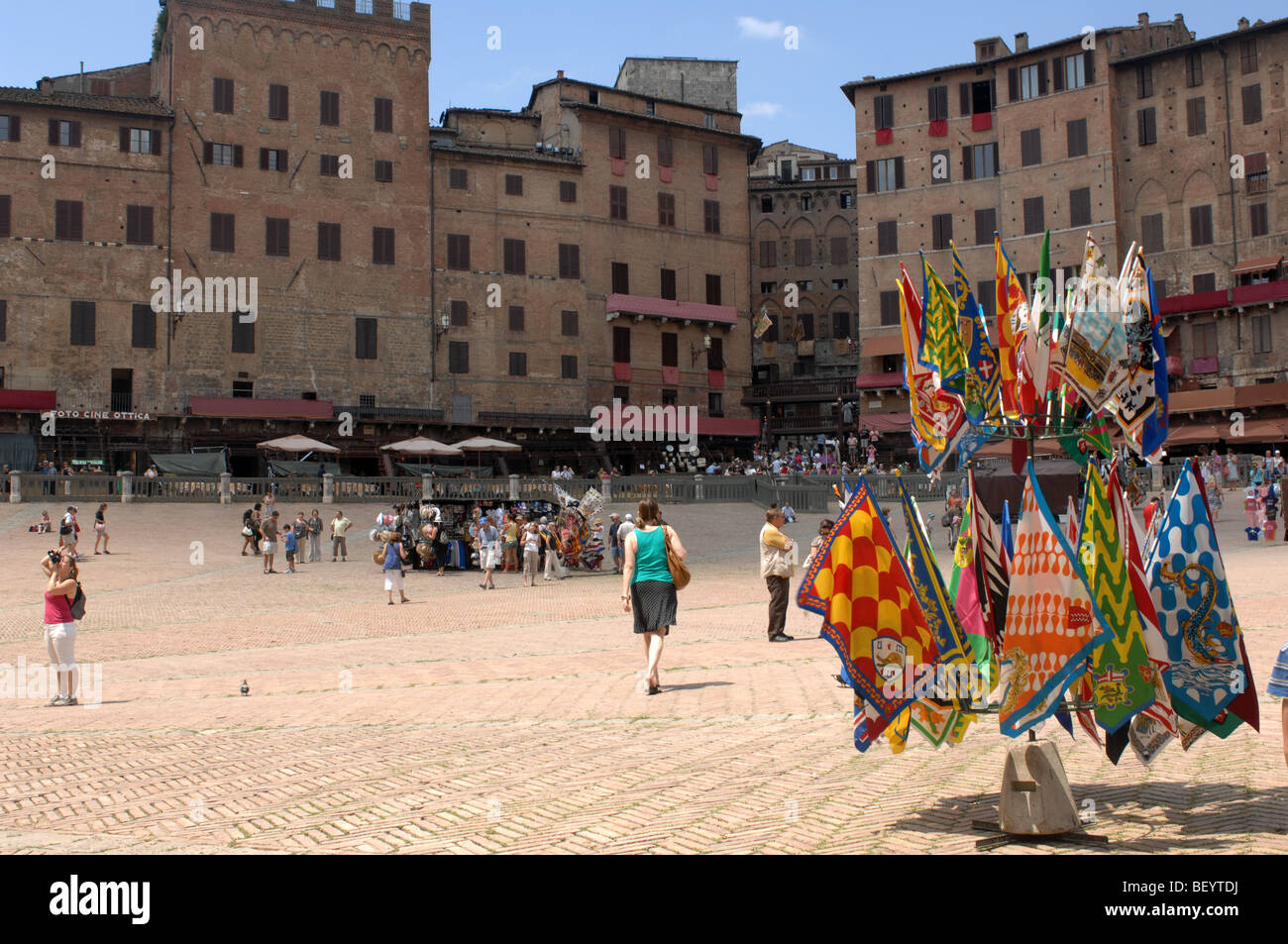 Souvenir Stall verkaufen Fahnen und Flaggen für den Palio Il Campo Siena Toskana Italien Stockfoto