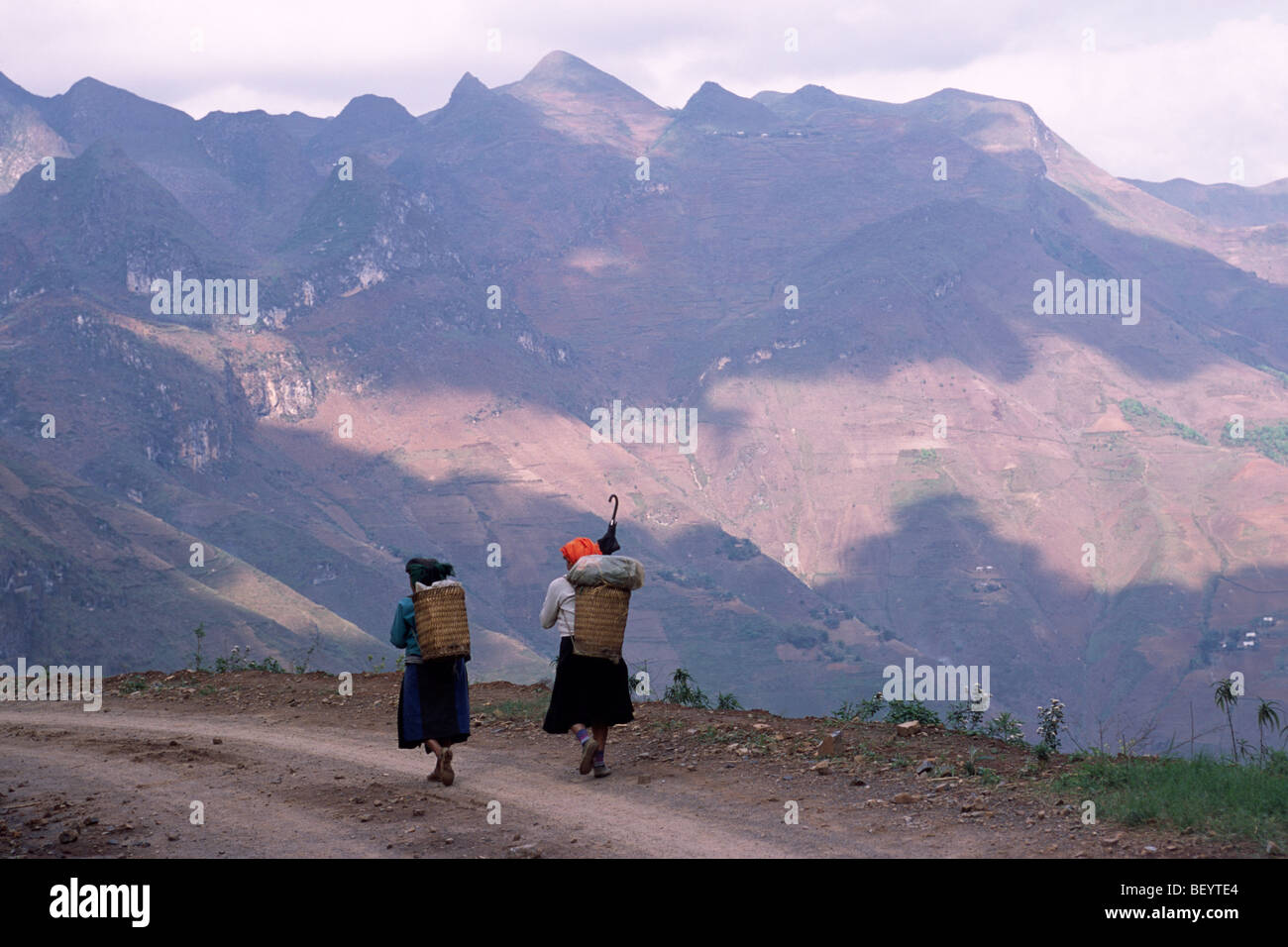 Vietnam, Provinz Ha Giang, Pineng-Tal, ethnische Minderheit der H'mong, Frauen, die gehen Stockfoto
