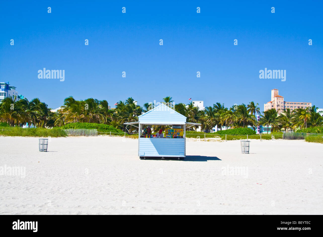 Strand Hütte Shop Miami Beach south beach Miami Florida Usa. Ocean Drive im Hintergrund, Palm Bäume blauen Himmel Stockfoto