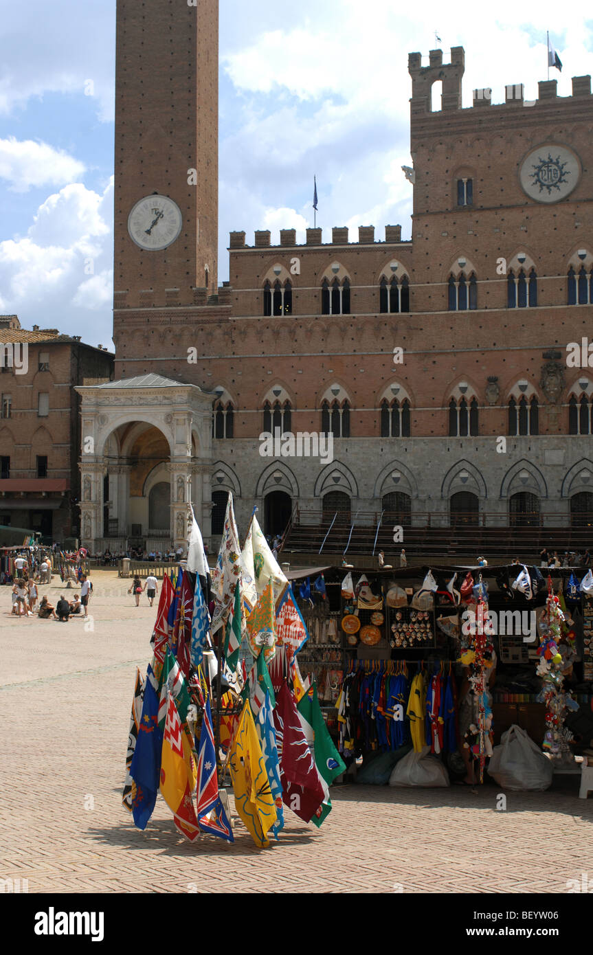 Souvenir Stall verkaufen Fahnen und Flaggen für den Palio Il Campo Siena Toskana Italien Stockfoto