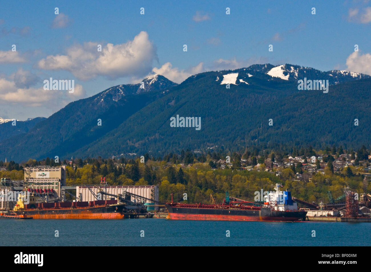 Blick auf Schiffe und North Vancouver Stockfoto