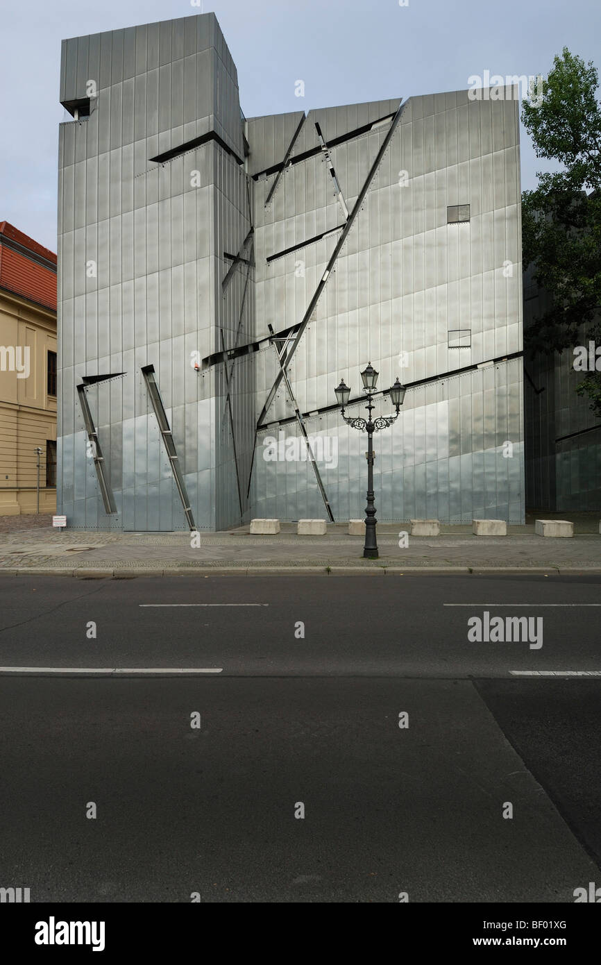 Berlin. Deutschland. Fassade des jüdischen Museums von Daniel Libeskind entworfen. Stockfoto