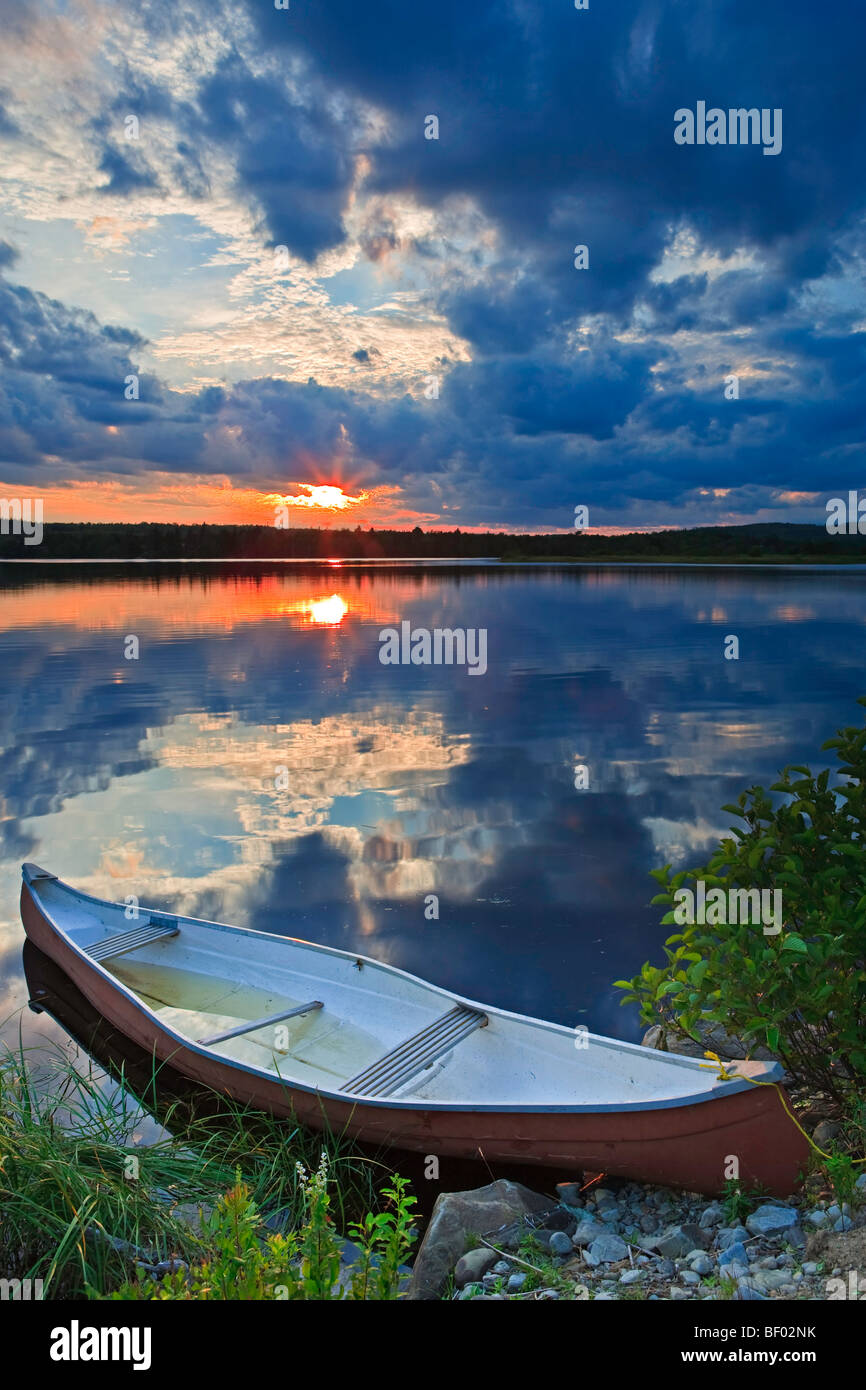 Kanu bei Sonnenuntergang über den St. Marys River von Str. Marys Riverside Campground in der Stadt Sherbrooke gesehen. Stockfoto