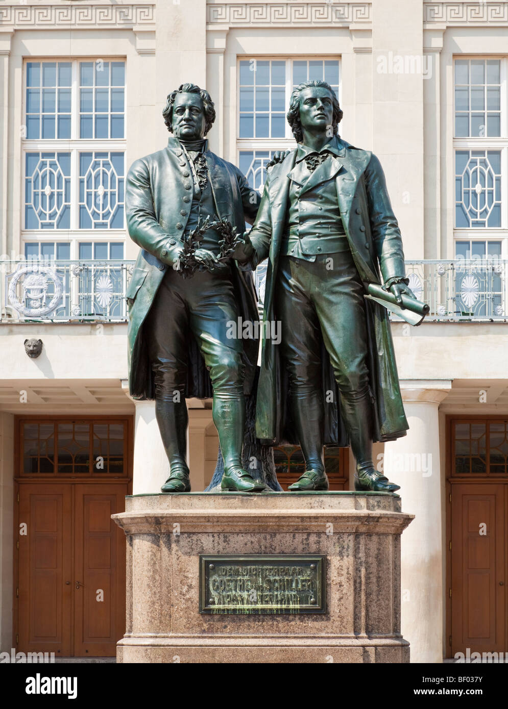 Goethe und Schiller Statue außerhalb des Deutschen Nationaltheaters Weimar, Deutschland, Europa Stockfoto