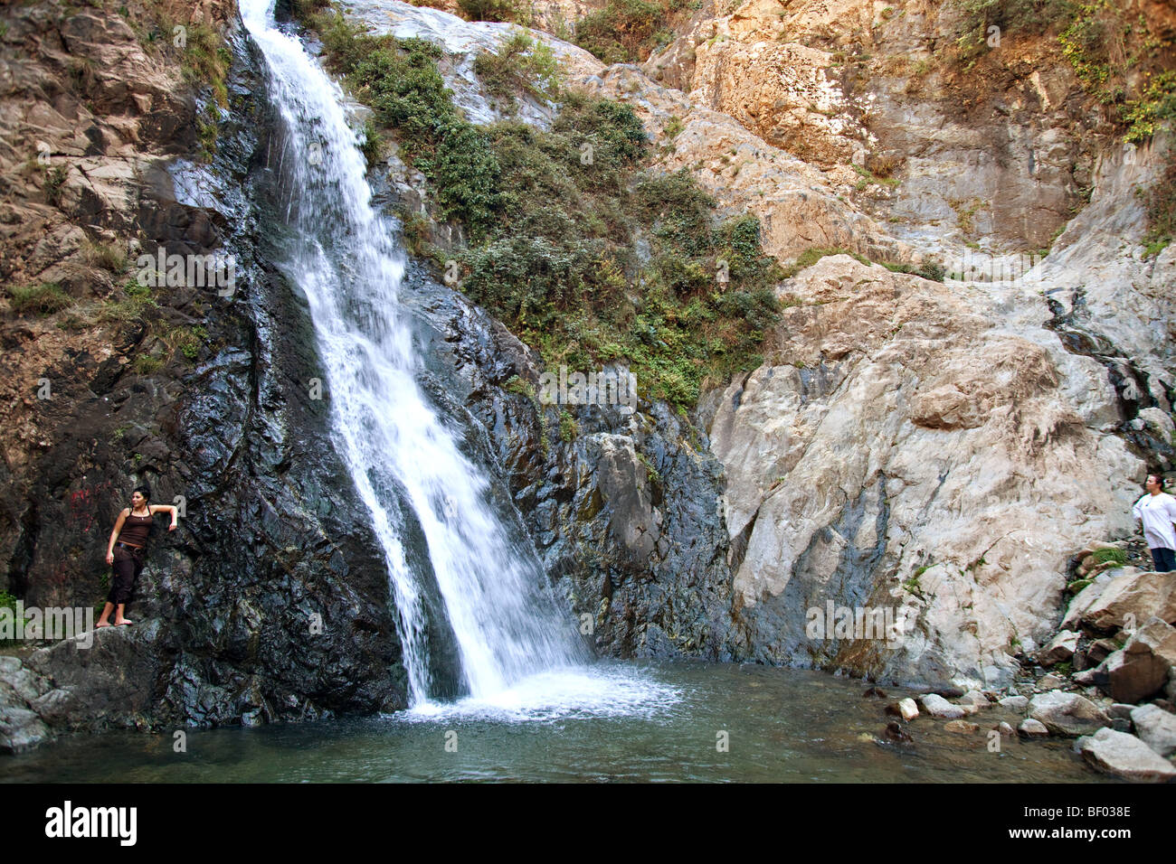 Touristen besuchen Wasserfall in Setti Fatma Berber Dorf im Ourika Tal, Atlasgebirge, Marokko. Stockfoto