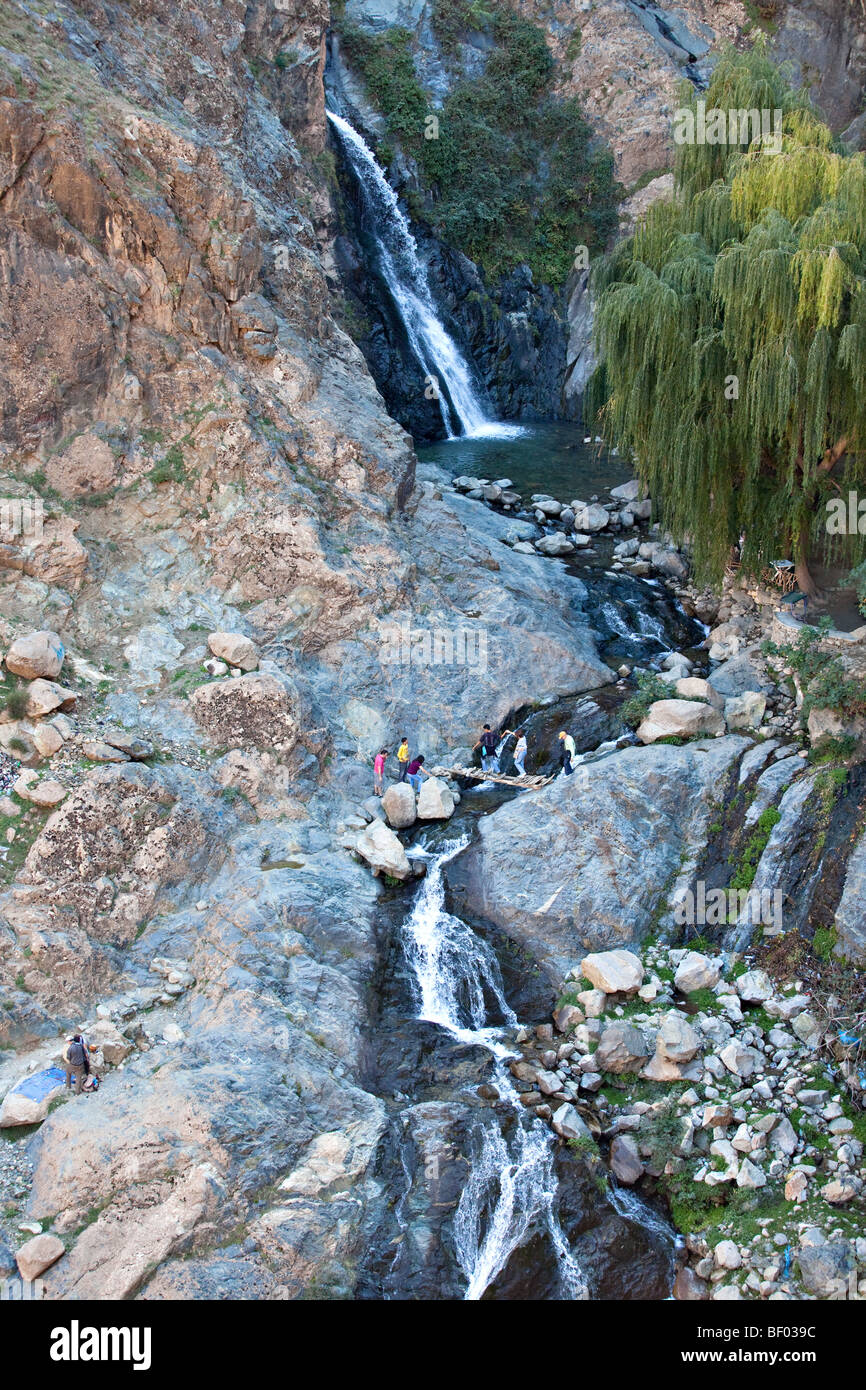 Touristen besuchen Wasserfall in Setti Fatma Berber Dorf im Ourika Tal, Atlasgebirge, Marokko. Stockfoto