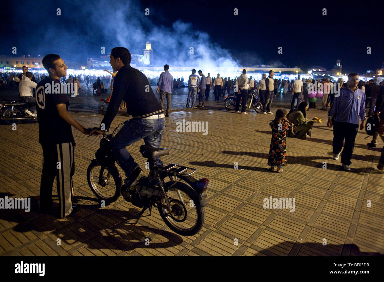 Junge Menschen im Chat am Jemaa el Fna, Medina, Marrakesch, Marokko Stockfoto