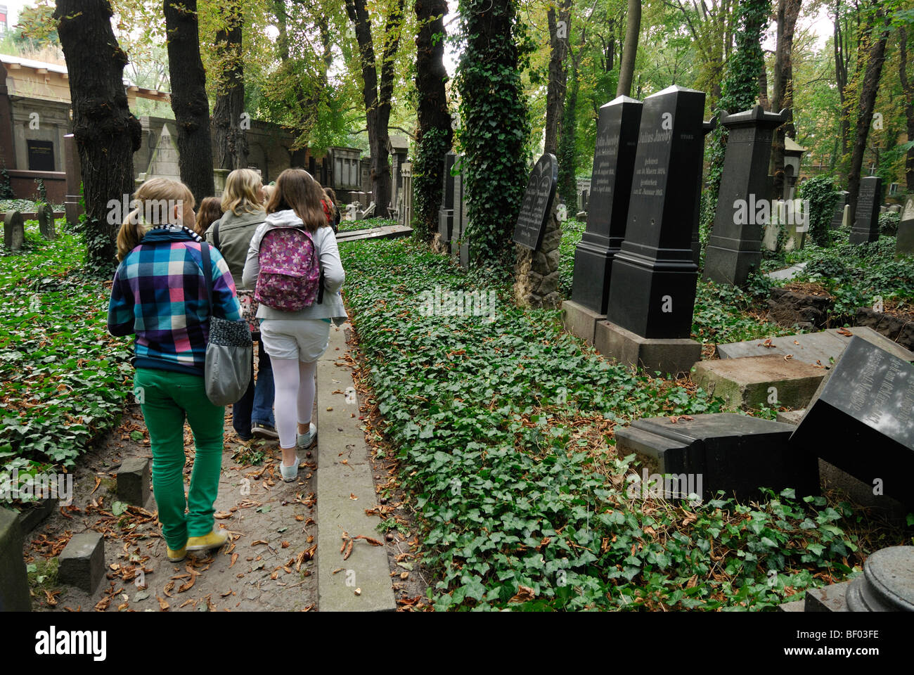 Berlin. Deutschland. Gruppe von Schülerinnen und Schüler besuchen den jüdischen Friedhof an der Schönhauser Allee. Stockfoto