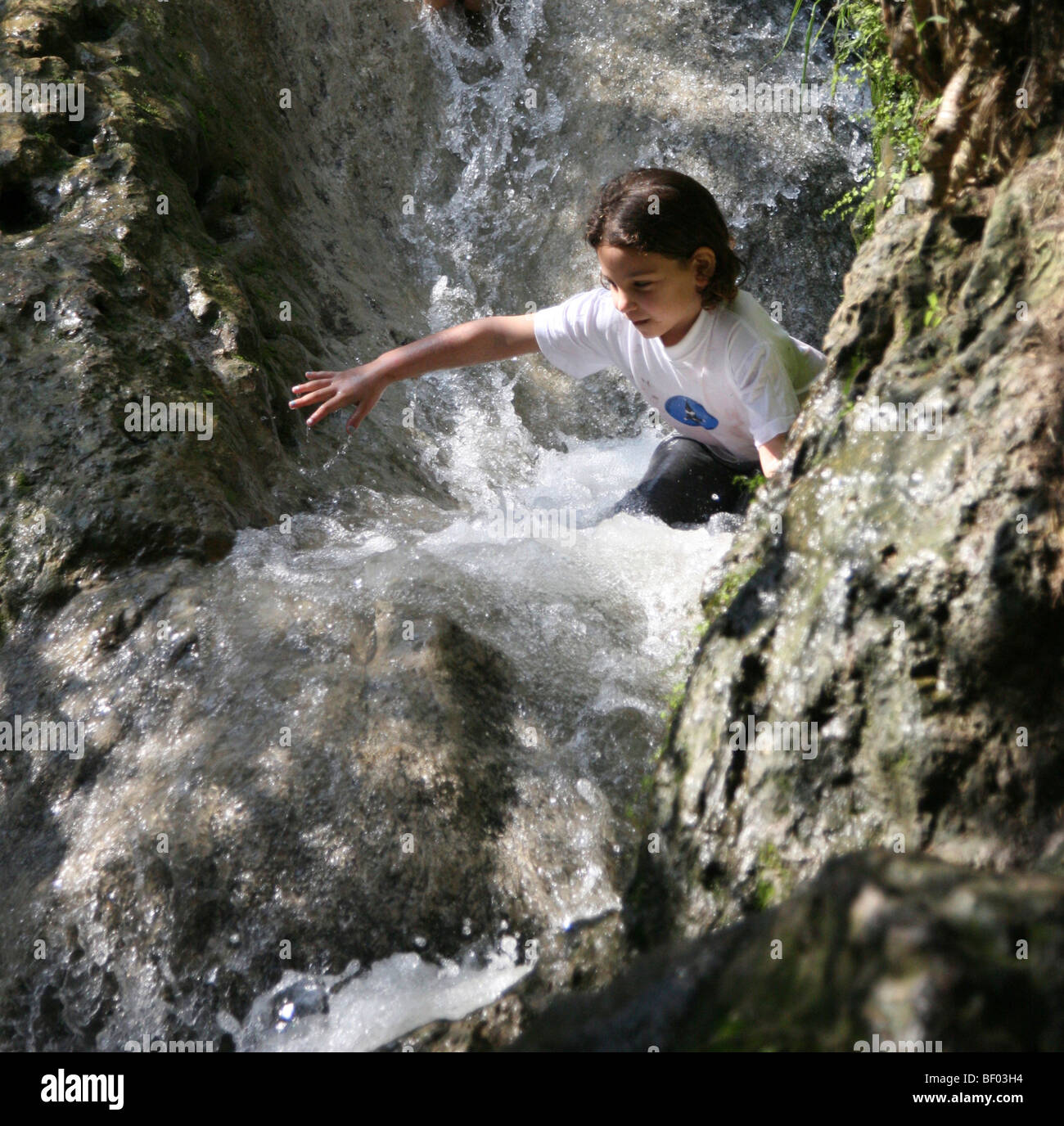 Teen junge rutschen nach unten ein natürlicher Wasserfall Stockfotografie -  Alamy