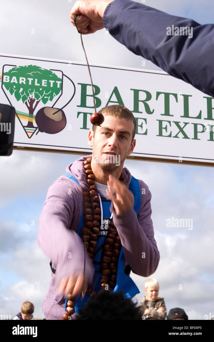 Joel Defries BBC Blue Peter TV-Moderatorin im Wettbewerb bei den 45. Conker Weltmeisterschaften in der Nähe von Ashton Northamptonshire 11. Octo Stockfoto