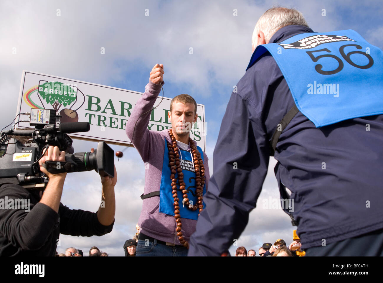 Joel Defries Conker schlagen das Objektiv der Kamera von der BBC Blue Peter-Fernsehteam beim Wettbewerb bei den 45. Weltmeisterschaften Conker Stockfoto