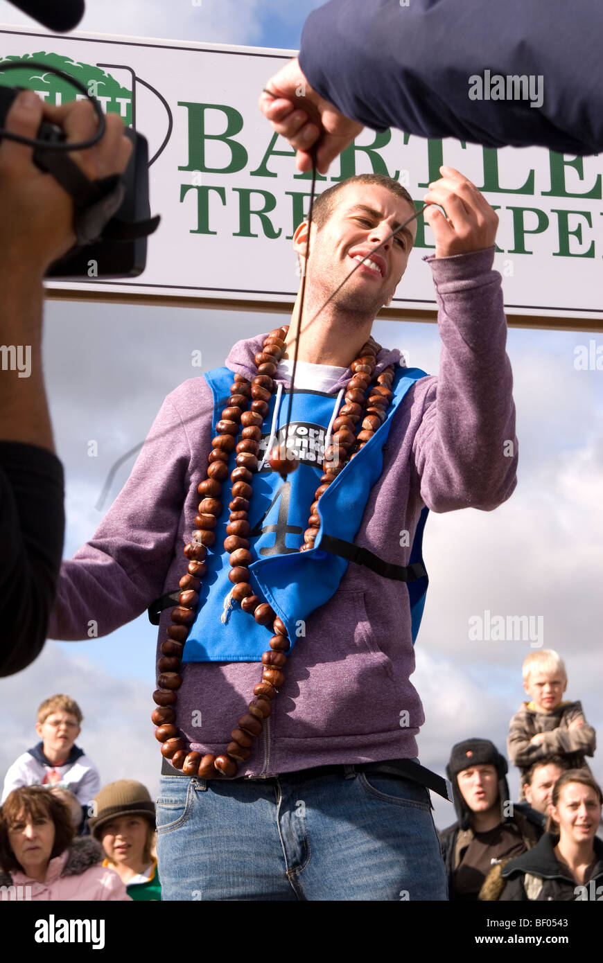 Enttäuscht BBC Blue Peter Fernsehmoderatorin Joel Defries verliert seine Mutter beim konkurrieren bei der 45. Conker Weltmeisterschaft in der Nähe Stockfoto