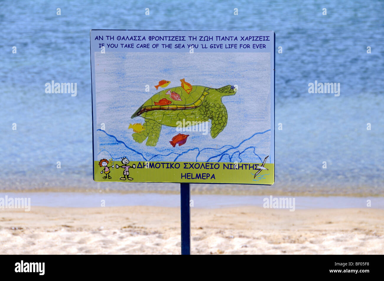 Am Meer, bunte Bekanntmachung in Griechisch und Englisch kümmern sich um das Meer und Sie, gebe Leben für immer es heißt Stockfoto