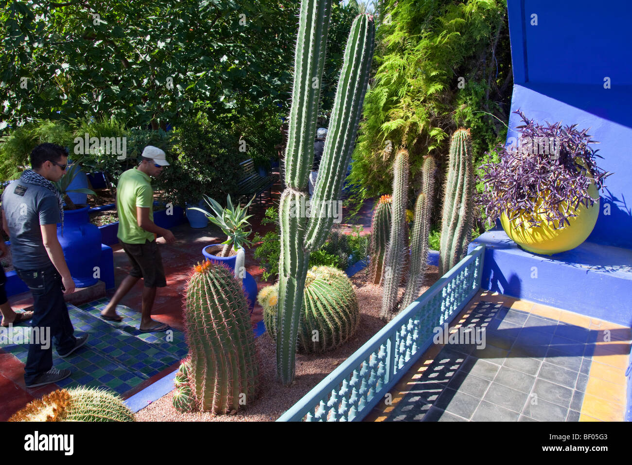 Touristen besuchen Majorelle Garten im Besitz von Yves Saint Laurent in