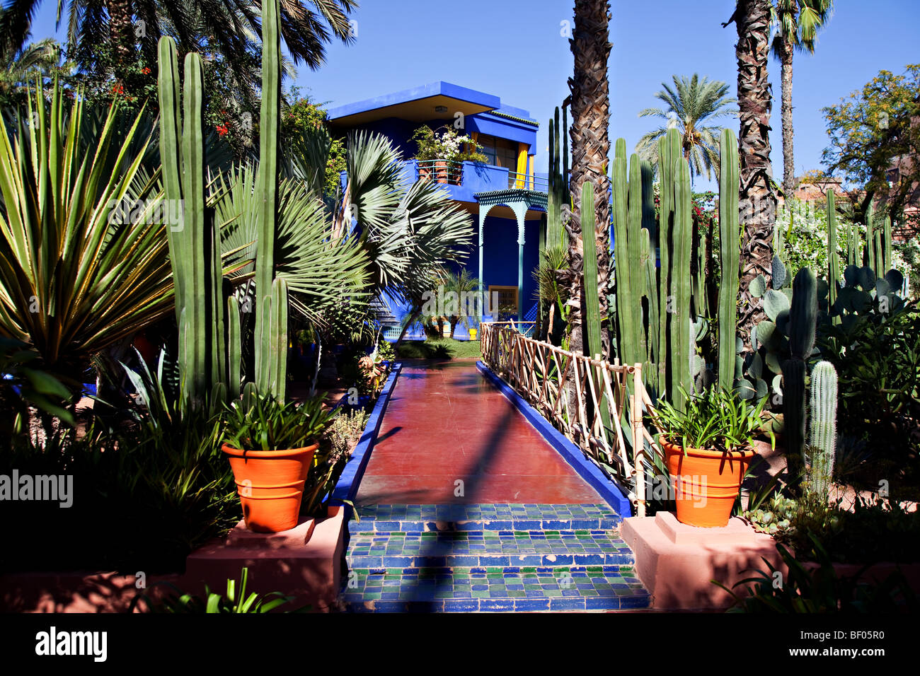 Touristen besuchen Majorelle Garten im Besitz von Yves Saint Laurent in