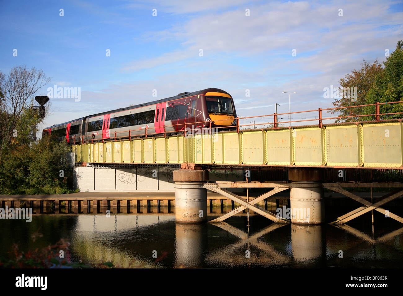 C2C Zug Unternehmen 170 Klasse High Speed Turbostar Diesel Zugeinheit Fluss Nene Peterborough City Cambridgeshire England Stockfoto