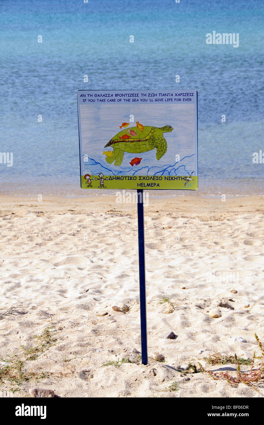 Am Meer, bunte Bekanntmachung in Griechisch und Englisch kümmern sich um das Meer und Sie, gebe Leben für immer es heißt Stockfoto