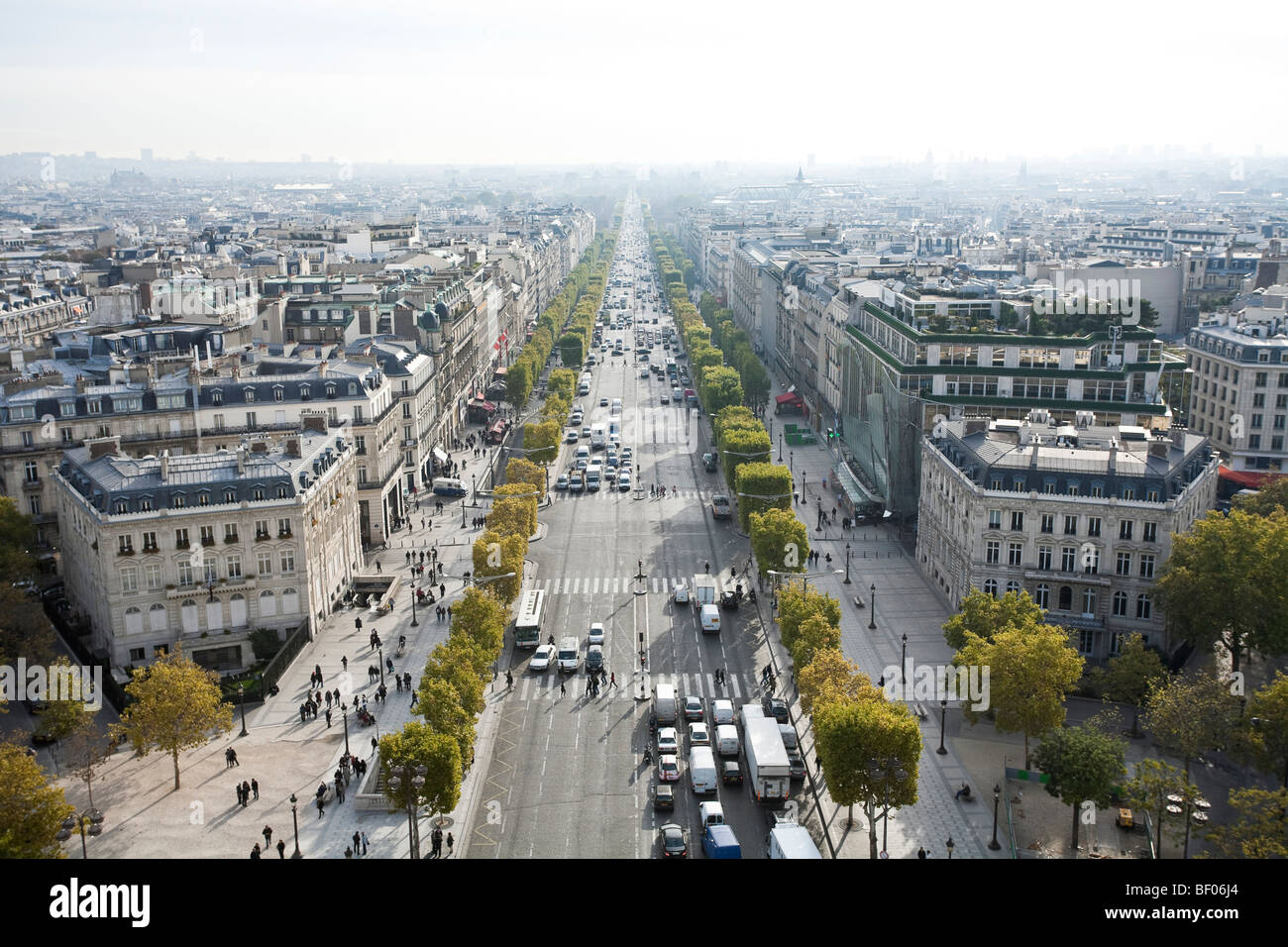 Zeigen Sie auf der Avenue des Champs-Elysées Paris Frankreich an Stockfoto