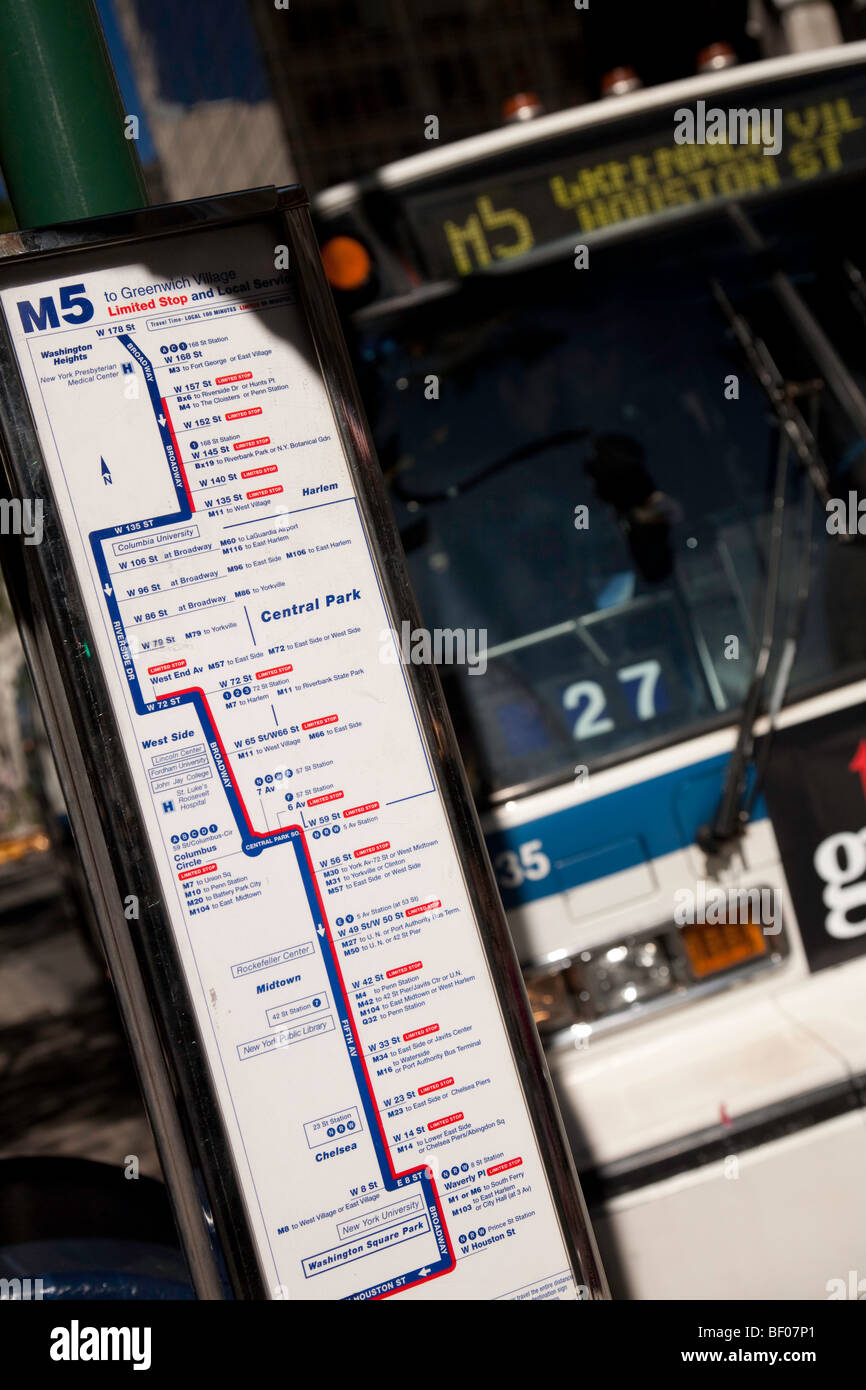 Bus-Stop-Schild und Bus, NYC Stockfoto