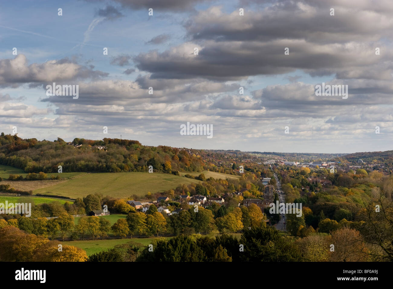 Chilterns ländlichen Landschaft Blick von West Wycombe Park Hill in Richtung High Wycombe, Buckinghamshire UK Stockfoto