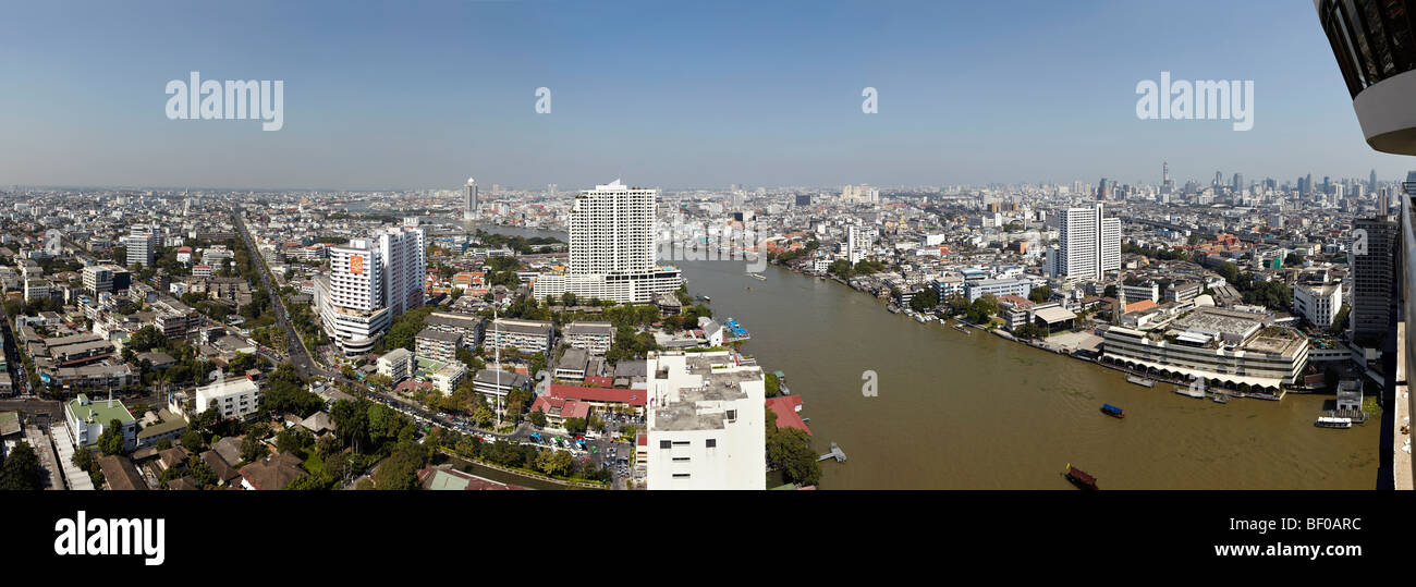 Bangkok Skyline Panorama vom Millennium Hilton am Fluss Chao Phraya. Thailand, Asien. Stockfoto