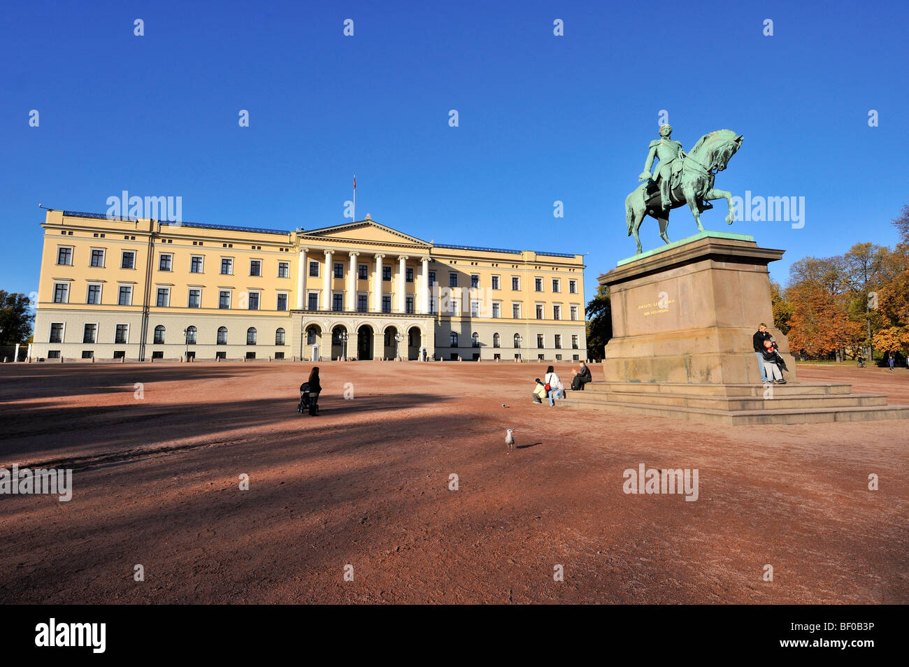 Norwegische königliche Schloss in Oslo, mit der Statue von König Karl Johan Stockfoto