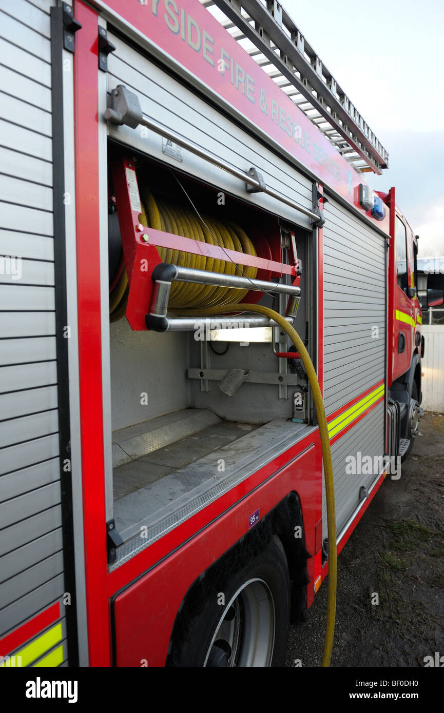 Feuerwehrauto Seite Locker offen mit Hosereel angelegt Stockfoto