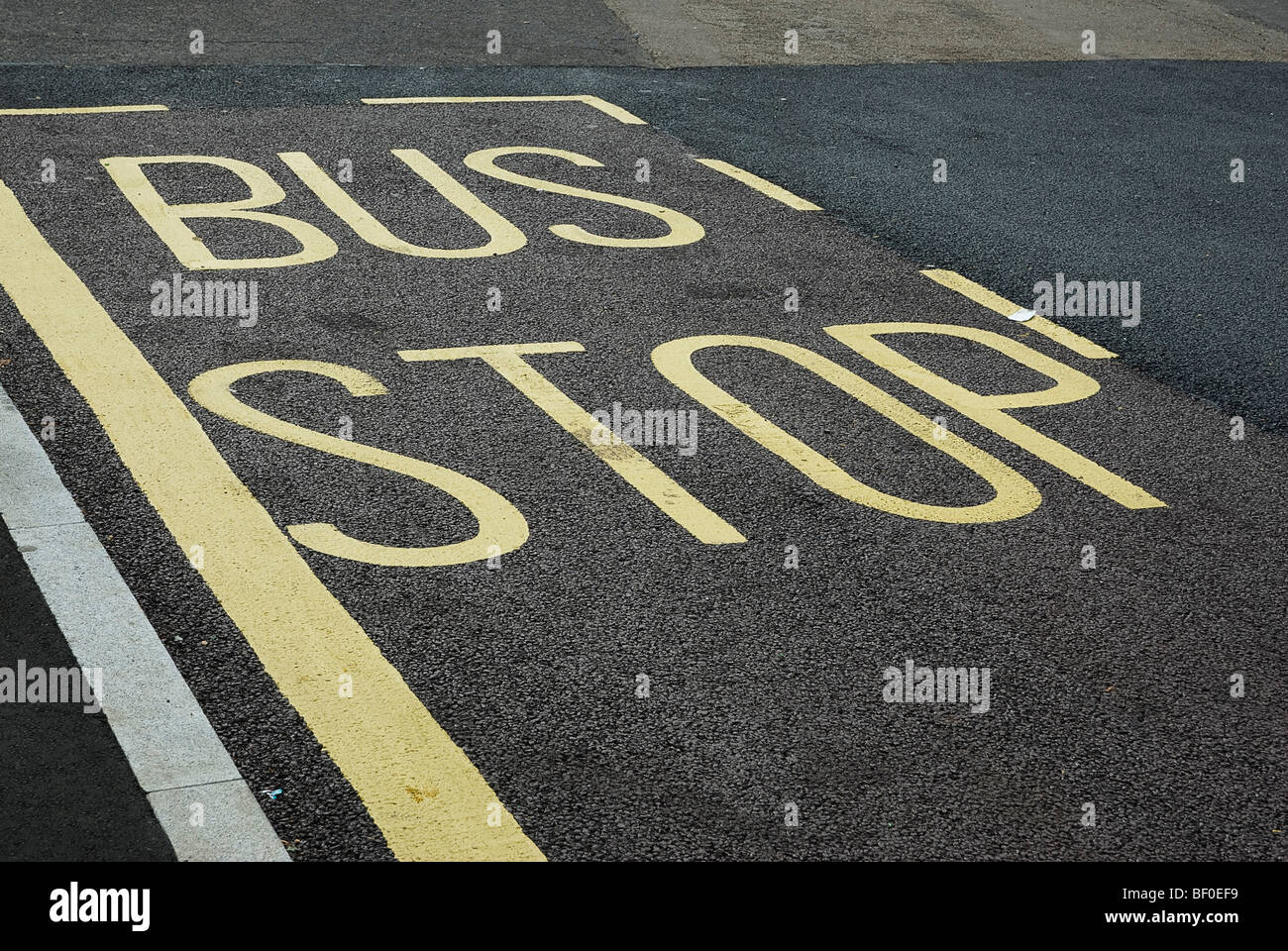 Bushaltestelle auf die Straße gemalt Stockfoto