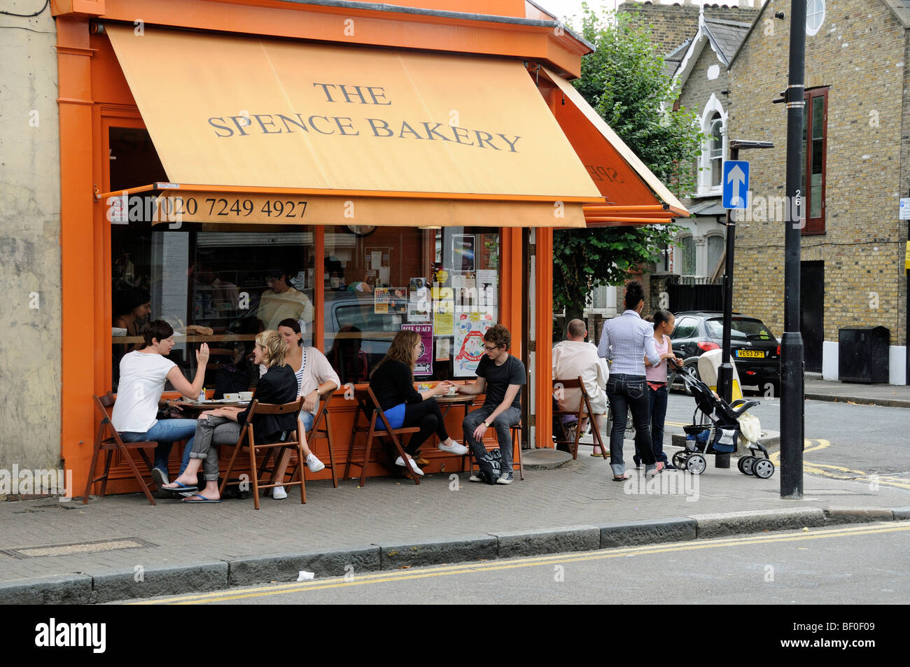 Menschen Essen außerhalb der Spence Bäckerei Stoke Newington Church Street, Hackney London England UK Stockfoto