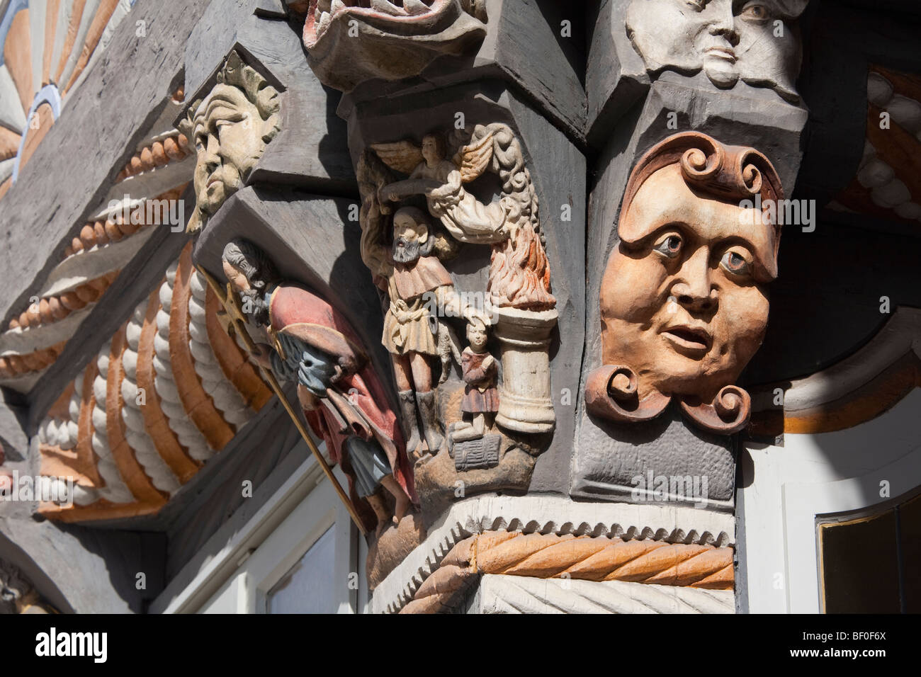 Gesichter geschnitzt in Stiftsherrenhaus oder Capitular des Haus Hameln Deutschland Stockfoto