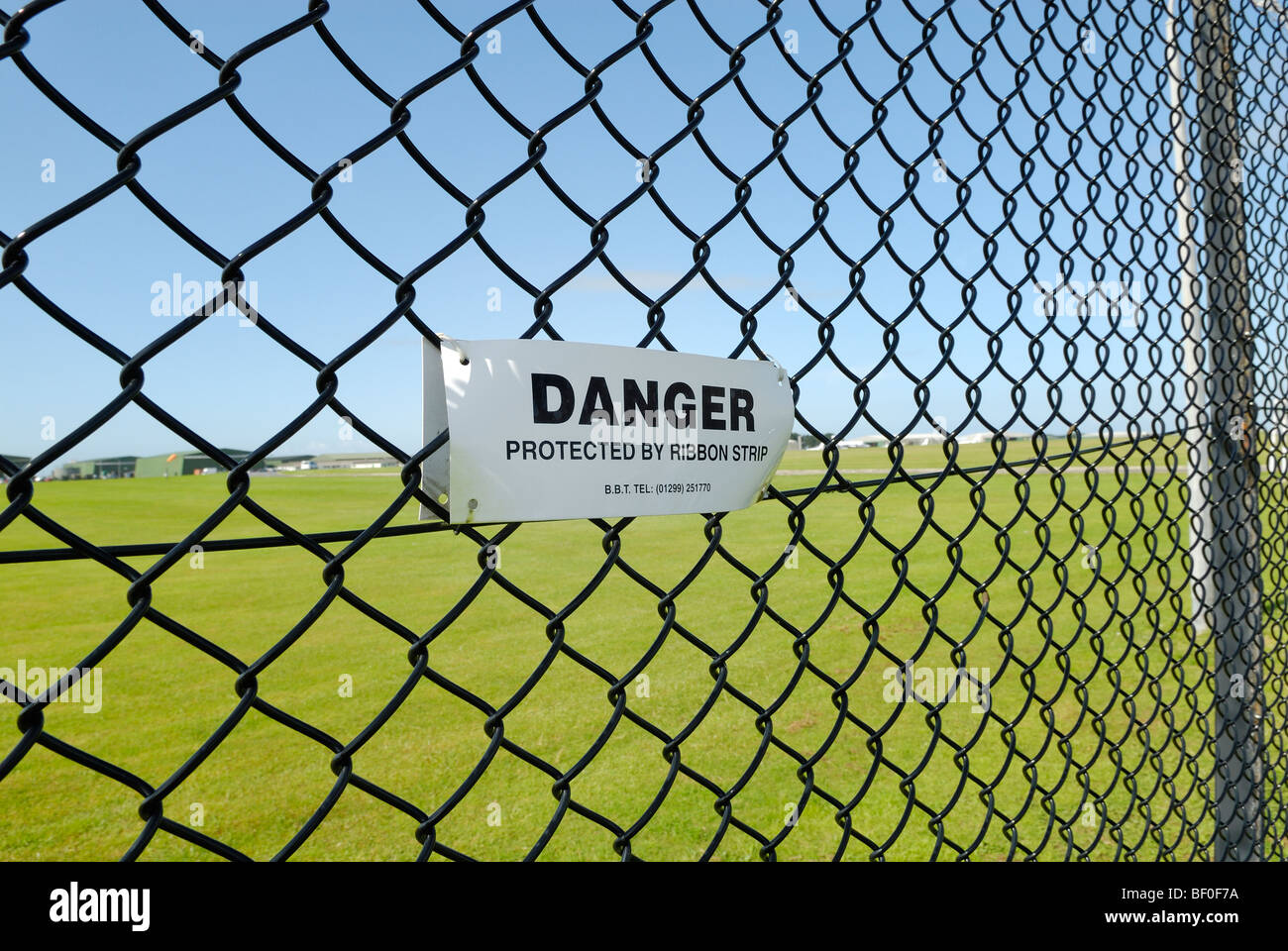 Gefahr Sicherheitszaun mit Stacheldraht - halten Stockfoto
