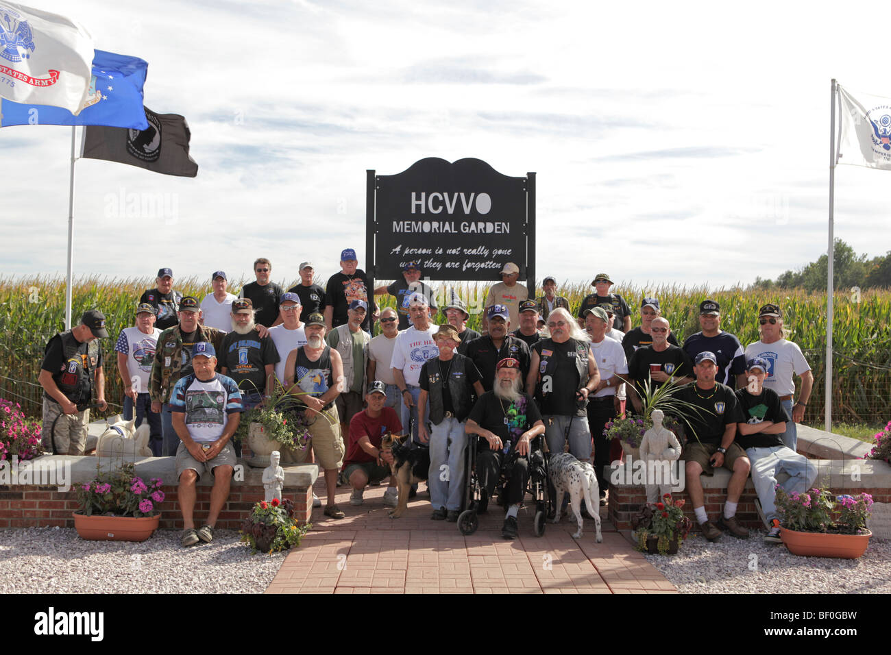Vietnam-Veteranen von der 173rd Airborne Brigade stehen für ein Gruppenfoto während der Versammlung in Kokomo, Indiana für 2009 Wiedersehen. Stockfoto