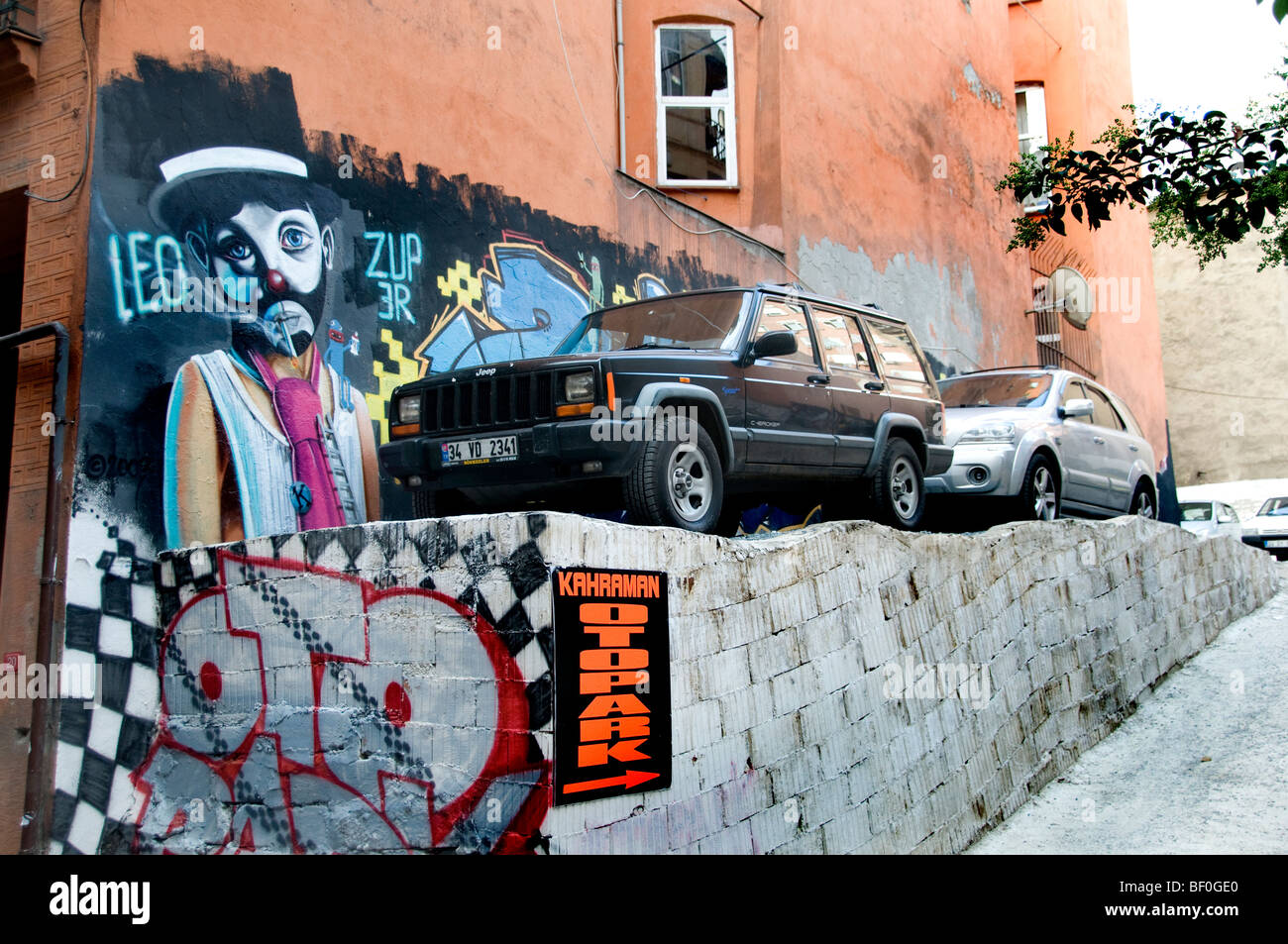 Istiklal Caddesi Beyoglu Istanbul parken Auto Autos kleine Straße Türkei Türkisch Stockfoto