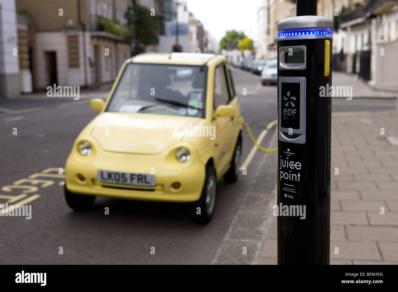 Ein Elektroauto Gebühren bis auf eines der Westminster "Saft Point" Stellplätze Stockfoto