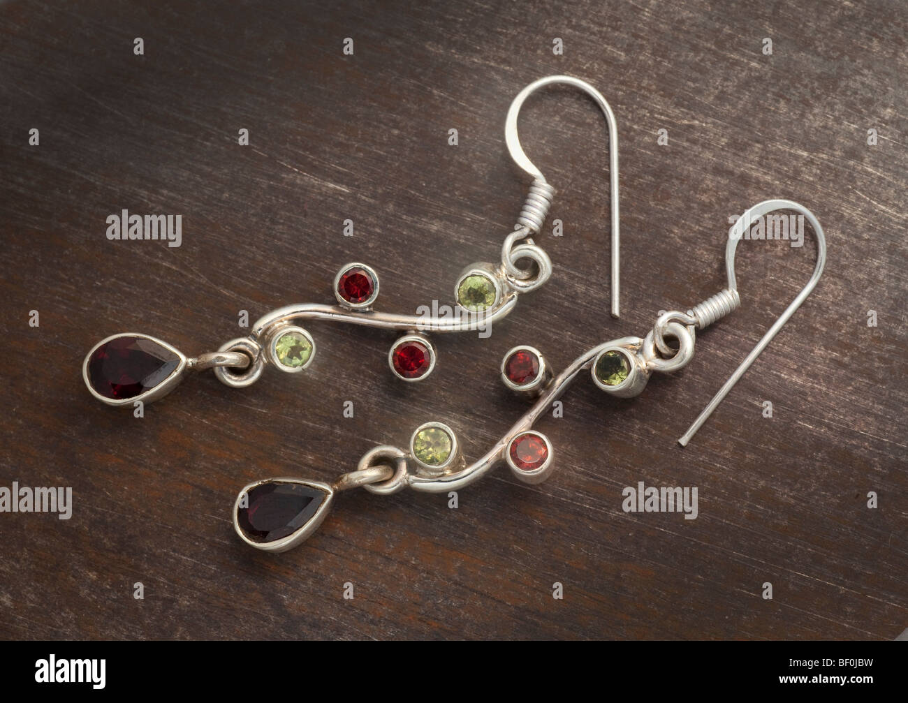 Nepalesen gefertigt, Ohrringe, Halbedelsteinen, Silber unterstützt Stockfoto
