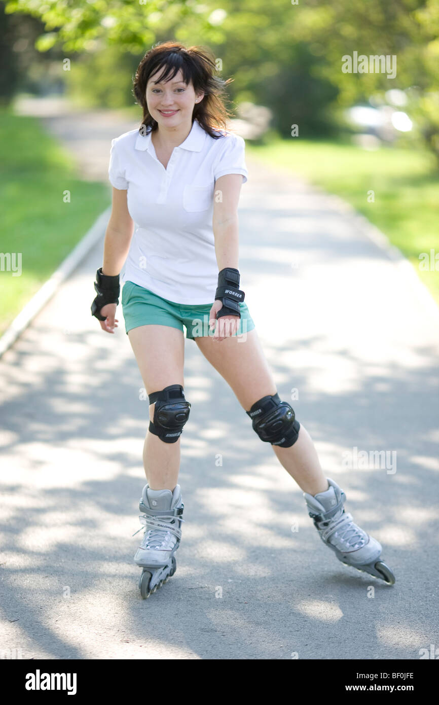 Junge Frauen Inline-Skating Stockfotografie - Alamy