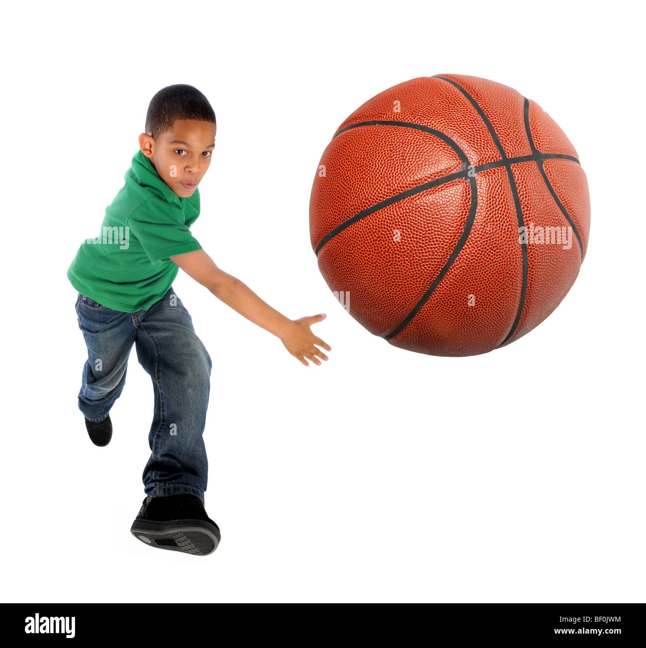 Young African American Jungen Basketball - selektiven Fokus auf Ball spielen Stockfoto