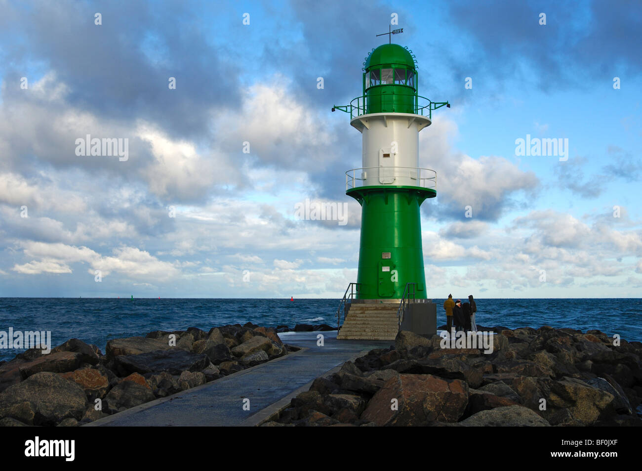 Leuchtturm steht an der Spitze der Mole von Warnemünde, Rostock-Warnemünde, Mecklenburg-Vorpommern, Deutschland Stockfoto