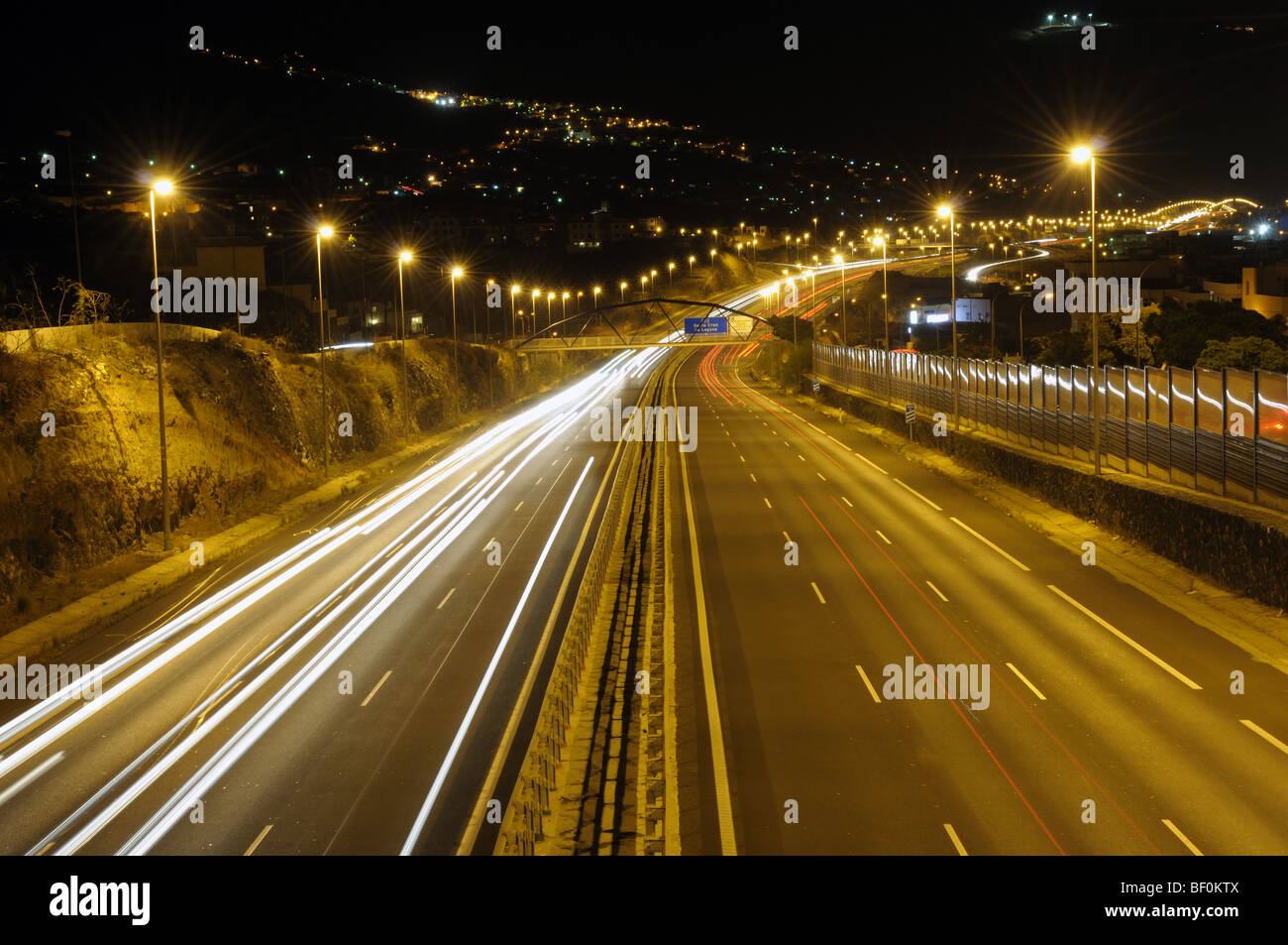 Autobahn bei Nacht. Kanarische Inseln-Teneriffa, Spanien Stockfoto