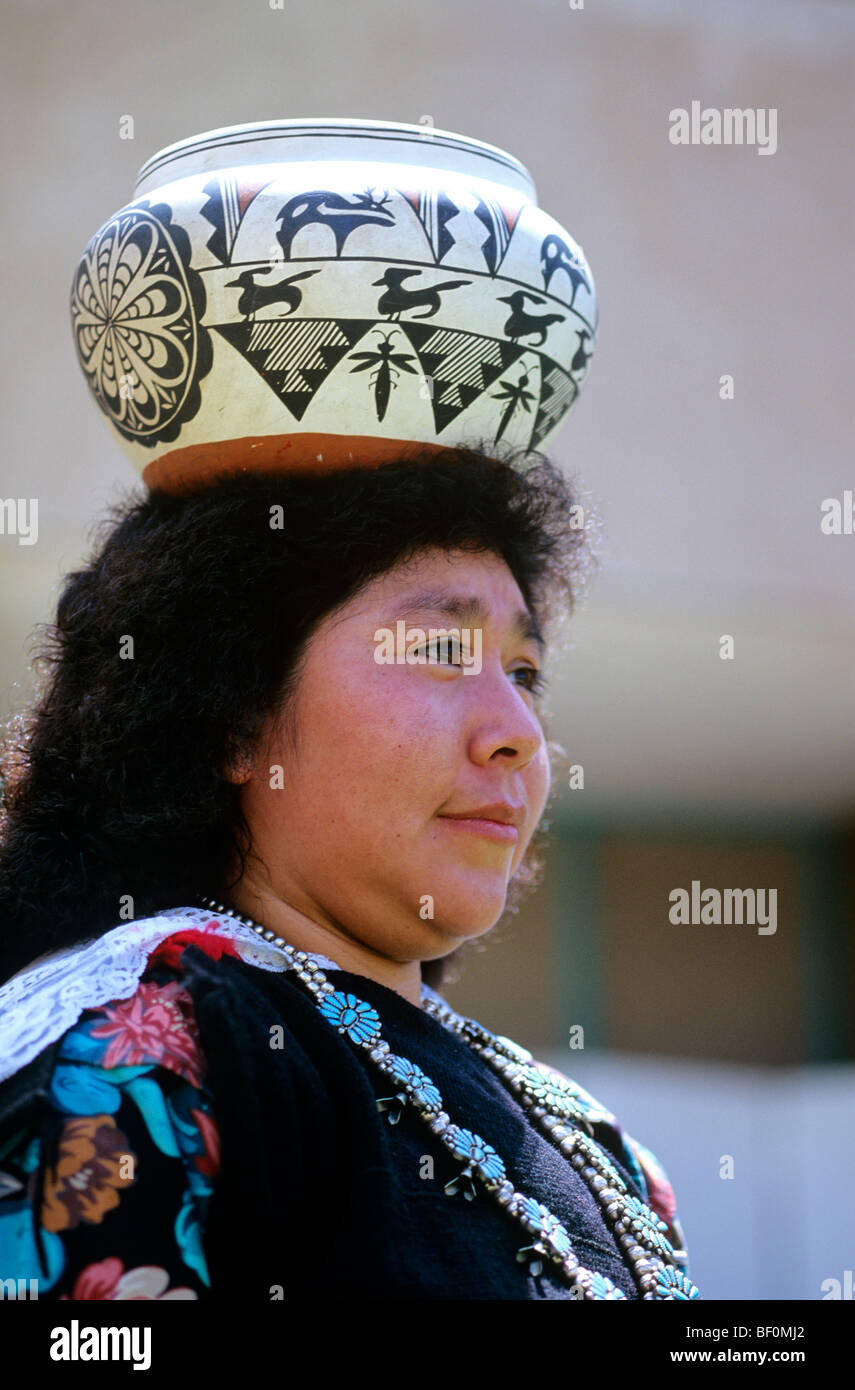 Mitglied der Cellicion traditionelle Zuni Tänzer im Indian Pueblo Cultural Center in Albuquerque, New Mexico Stockfoto