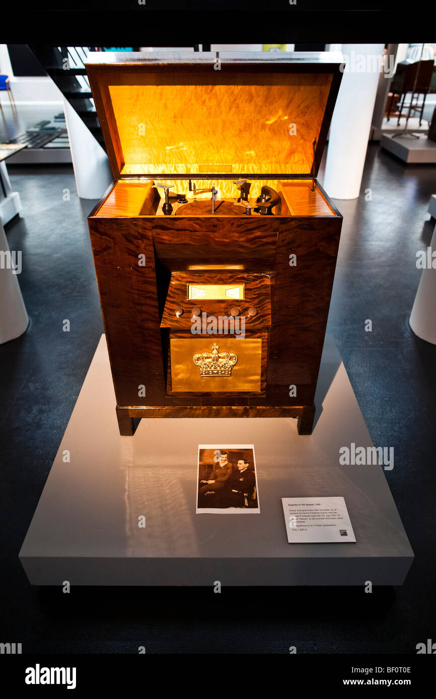 Eine historische Musik-Reihe gesehen Superbo 37 RG Sessan (1935) in Bang & Olufsen (B & O) Museum in Struer, Dänemark. Stockfoto