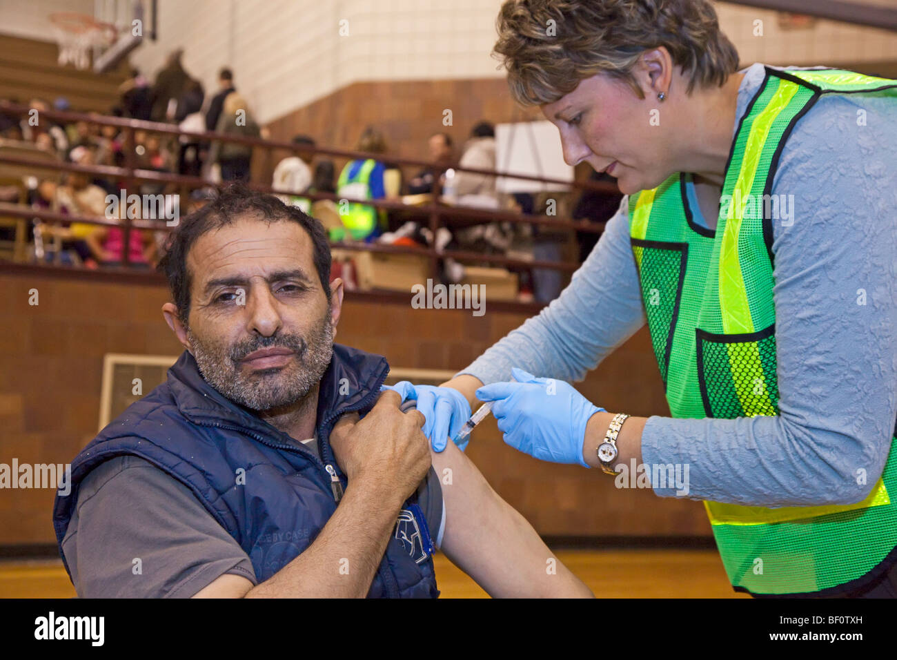 Hamtramck, Michigan - ein Gesundheitswesen Arbeiter impft einen Mann gegen die Schweinegrippe H1N1. Stockfoto