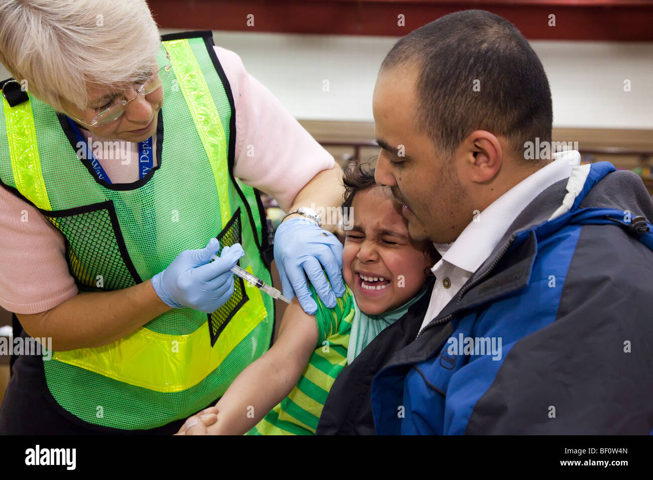 Hamtramck, Michigan - ein Gesundheitswesen Arbeiter impft eine Mädchen gegen die Schweinegrippe H1N1. Stockfoto